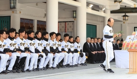開幕を前に必勝祈願する阪神タイガースの岡田彰布監督（右）と選手ら＝２日午前、西宮市社家町、西宮神社