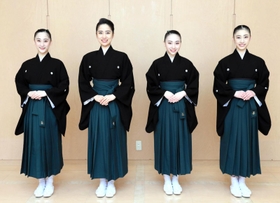 第１０９期生の卒業式に臨む（左から）河谷杏実さん（兵庫県宝塚市）、山田早瀬さん（東京都練馬区）、平澤桜さん（東京都豊島区）、川島笙さん（大阪府池田市）＝宝塚市武庫川町（宝塚音楽学校提供）