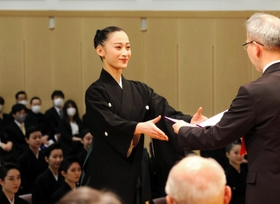 宝塚音楽学校第１０９期生の卒業式で、卒業証書を受け取る河谷杏実さん＝宝塚市武庫川町（宝塚音楽学校提供）