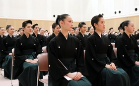 宝塚音楽学校の卒業式に臨む第１０９期生＝宝塚市武庫川町（宝塚音楽学校提供）