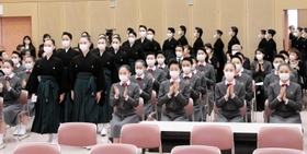 卒業式に出席するため宝塚音楽学校講堂に入場する第１０９期生＝宝塚市武庫川町（宝塚音楽学校提供）