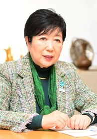 条例改正の狙いについて語る東京都の小池百合子知事＝東京都庁
