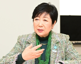 「日本の屋根をなぜ活用しないのか、以前から不思議に思っていた」と語る東京都の小池百合子知事＝東京都庁