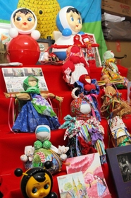 丹波・タンボフ交流協会の活動を通じて集まったロシアの民芸品＝丹波市春日町朝日