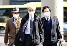 有識者委員会に出席するため最高裁を訪れた土師守さん（中央）ら＝２月１４日、東京都千代田区