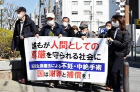 旧優生保護法の下で不妊手術を強いられたとする女性２人の提訴に合わせ、神戸地裁へ入る弁護団や支援者ら＝３日午後、神戸市中央区橘通２