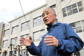 自身が津波を見た釜石市役所の前で、東日本震災当時の経験を語る同市元防災課長の佐々木守さん＝岩手県釜石市只越町３、釜石市役所