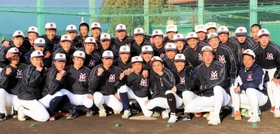 選抜高校野球大会への出場を決めた社高校ナイン＝加東市木梨、同校グラウンド