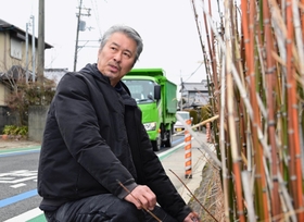 亡くなった娘の松村幸姫さんが倒れていた事故現場で、事件記録が廃棄された憤りを語る中江美則さん＝京都府亀岡市