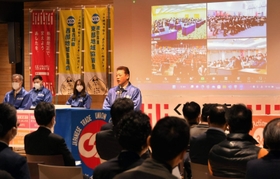 県内の５会場をＺｏｏｍでつないで行われた連合兵庫の総決起集会＝神戸市中央区東町、中央区文化センター