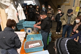 漁の解禁初日、新鮮なイカナゴのシンコ（稚魚）を求めて大勢の人が並んだ＝４日午前、神戸市兵庫区東山町、東山商店街