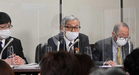 最高裁での意見聴取を終え、記者会見に臨む土師守さん（中央）＝２月１４日午後、東京・霞が関の司法記者クラブ