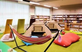 図書室には地元の企業から支援を受けたテントやクッションが並ぶ＝岐阜市立草潤中学校