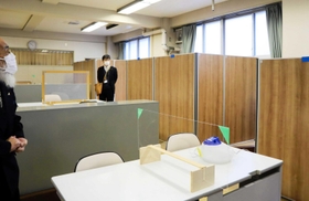 パーティションで仕切られた学習スペースも＝岐阜市立草潤中学校