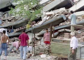 トルコ北西部大地震を受けて倒壊した建物の周囲で物資を探す人たち＝１９９９年９月