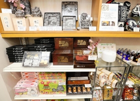 「復活」するヤマトヤシキの店内に並ぶ郷土の名産品＝６日午後、姫路市駅前町