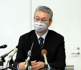 最高裁に要望書を出し、会見で説明する中江美則さん＝７日午前、京都市内