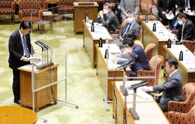 少年事件記録の廃棄問題について、加田裕之参議院議員の質問に答弁する斎藤健法務大臣（左）＝７日午前、東京都千代田区