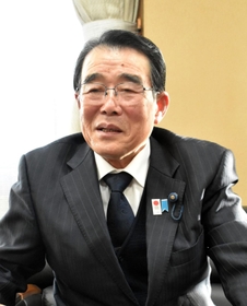 国連が定めた国際女性デーを前に、女性議員の数が県内で唯一０人だった神河町議会について語る同町の安部重助議員＝兵庫県神河町寺前