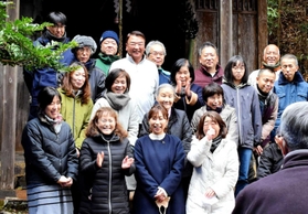 元日の初詣に集まった地域住民＝豊岡市福田
