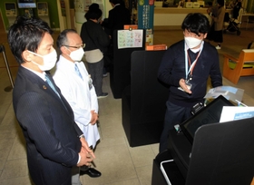 兵庫県立こども病院のデジタル化の取り組みを視察する斎藤元彦知事（左端）＝神戸市中央区港島南町１