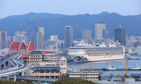 神戸港に入港した豪華客船「ダイヤモンド・プリンセス」＝８日午前６時４０分、神戸市中央区