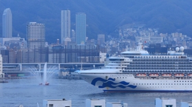 神戸港に入港する豪華客船「ダイヤモンド・プリンセス」。歓迎の放水もあった＝８日午前６時２８分、神戸市中央区