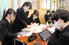「まち歩き」の準備を進める多賀城高校災害科学科の１年生＝宮城県多賀城市笠神２