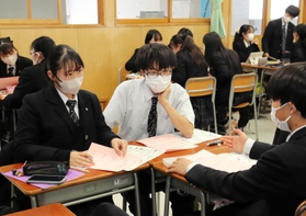 「まち歩き」の準備を進める多賀城高校災害科学科の１年生＝宮城県多賀城市笠神２