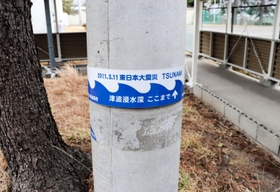 災害科学科の生徒らが多賀城市内で設置を進める「津波波高標識」＝宮城県多賀城市笠神２