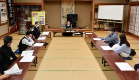 「婦人部」の存続や地域行事の見直しについて話し合う住民たち＝豊岡市福田