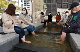 平日の日中からにぎわう足湯。居合わせた住民同士による情報交換など新たな交流の場になっている＝神戸市東灘区向洋町中２