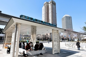人工島の中心部に登場した天然温泉の足湯。異空間の雰囲気を醸しながらも、地域の人たちが集う憩いの場になっている＝神戸市東灘区向洋町中２