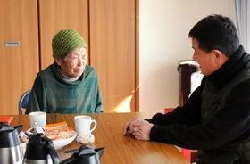 復興住宅を訪ねてきた地域住民と話をする佐藤美恵子さん（左）＝宮城県名取市閖上中央１