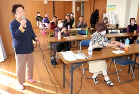 カラオケで交流する閖上中央第一団地の入居者ら＝宮城県名取市閖上中央１