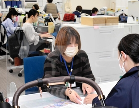 神戸市中央区役所の窓口でマスクを着けて対応する職員＝９日午後、神戸市中央区東町