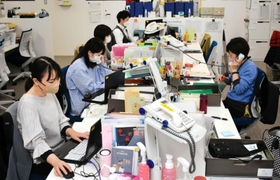 現在は自席でもマスクを着用して勤務している＝９日午後、神戸市中央区役所