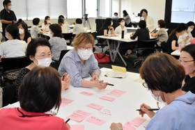 「豊岡みらいチャレンジ塾」で意見を交わす参加者たち＝豊岡市役所