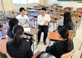 気仙沼高校で課題研究のサポートを行う加藤拓馬さん（左奥）＝宮城県気仙沼市（提供）