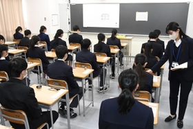 緊張の面持ちで試験開始を待つ受験生たち＝神戸市須磨区西落合１、須磨翔風高校