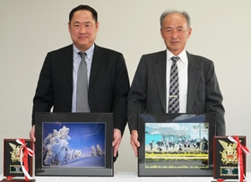 最優秀賞に輝いた大西敏晴さん（右）と優秀賞の木藤将人さん＝１０日、神戸市中央区東川崎町１、神戸新聞社