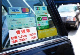 現行の初乗り運賃を示すステッカー。国土交通省近畿運輸局が改定に向けた審査を進めている＝神戸市中央区、阪急神戸三宮駅前
