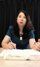 聖書を前に大人養子について語る伊達蝶江子さん＝神戸市垂水区