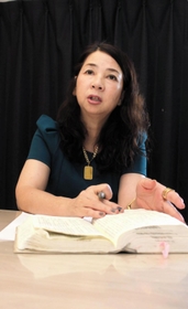 聖書を前に大人養子について語る伊達蝶江子さん＝神戸市垂水区