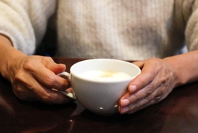 レストランで養子縁組について話す女性