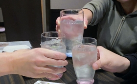 同世代の仲間と乾杯。養子縁組の詳しい経緯は周囲に話さない