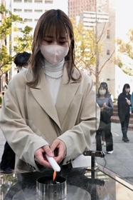 「希望の灯り」を分灯する参加者＝１１日午後、神戸市中央区加納町６、東遊園地
