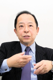養子縁組について「注意が必要」と警鐘を鳴らす上谷佳宏弁護士＝神戸市中央区京町