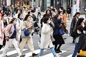 マスク着用が「個人の判断」とされ、通勤の人波にはマスクをしていない人の姿もあった＝１３日午前、神戸市中央区元町通１