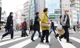 マスク着用が「個人の判断」とされ、通勤の人波にはマスクをしていない人の姿もあった＝１３日午前、神戸市中央区元町通１